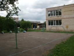 Спортивная площадка предназначена для проведения с детьми утренней гимнастики, физкультурных занятий, подвижных и спортивных игр, спортивных праздников и развлечений. Спортивная площадка включает в себя зону с оборудованием для подвижных игр, зону с гимнастическим оборудованием и спортивными снарядами, зону для прыжков и беговой дорожки. Так же имеется площадка для освоения элементов спортивной игры волейбол .