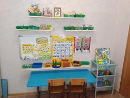 Центр развития мелкой моторики:
- дидактические пособия,конструкторами и т.д;
- картотека пальчиковых гимнастик;
- пособия из фетра;
Центр развития психологической базы речи: игры и пособия для развития высших психических функций:памяти, внимания, мышления,интеллектуальных способностей.
Центр коррекции нарушений звукопроизношения:
-мебельный комплекс с зеркалом и дополнительной