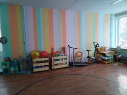 Физкультурный зал предназначен для проведения занятий по физической культуре, спортивных развлечений и праздников.  Оснащён следующим спортивным оборудованием и инвентарём: гимнастические наборы для построения полосы препятствий и развития основных движений; многофункциональный спортивно-игровой набор; спорткомплекс из мягких модулей; спортинвентарь (мячи, обручи, палки гимнастические, мячи для метания, мячи-фитболы,  кегли, кубики, ленты, флажки; массажная дорожка; коврики со следочками для отработки различных способов ходьбы; стенка гимнастическая;  скамейки; наклонная доска, ребристая доска; наборы для спортивных игр (бадминтон, теннис, городки и др.), детские тренажеры