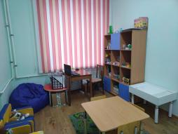 В соответствии с реализацией основных функций педагога-психолога пространство кабинета разделено на три основных сектора: диагностический, коррекционный и релаксационный. Диагностический центр включает в себя: набор игрушек, способствующих установлению контакта с детьми, набор диагностических методик для каждой возрастной группы. Коррекционный сектор: пакет нормативных документов регламентирующих работу педагога-психолога; оборудование (мольберт); материалы и пособия для коррекционной работы с детьми (игрушки из реальной жизни, игрушки для творческого самовыражения и освобождения эмоций); игрушки и материалы для изобразительной и конструктивной деятельности; сюжетные игрушки; материалы для консультирования педагогов, родителей.
Стимульный игровой материал включает в себя игры на развитие познавательных психических процессов, коммуникативных способностей; игры на коррекцию девиантного поведения детей; игры и упражнения для снятия страхов и повышения уверенности в себе; игры на развитие экспрессивных способностей, эмоциональной устойчивости