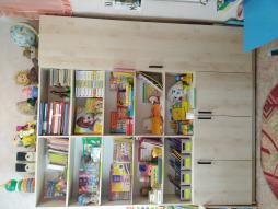 Коррекционно - развивающий блок условно разделён на центры, в каждом из которых подобран иллюстративный материал, игры и пособия, стимулирующие речевое развитие.
*Центр развития артикуляционной моторики:
- дидактические пособия;
- логопедические зонды и зондозаменители.
*Центр дыхания:
-дидактические пособия по развитию дыхания;
- картотека игр по развитию голоса.
*Центр развития фонематического слуха:
- игры для различения неречевых звуков;
- музыкальные и звучащие игрушки.